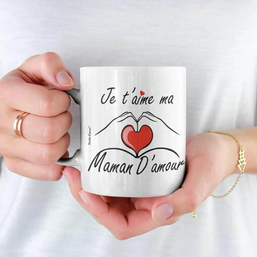 mug je t'aime ma maman d'amour tenu dans une main