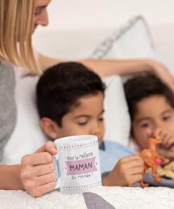 pour la meilleure maman du monde avec enfant en fond, mug rose et blanc