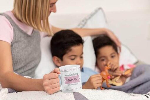 pour la meilleure maman du monde avec enfant en fond, mug rose et blanc
