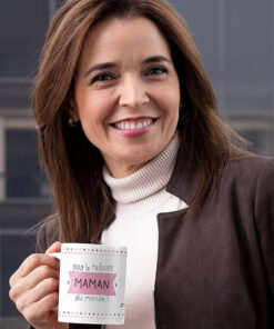 pour la meilleure maman du monde, mug rose et blanc avec femme en fond