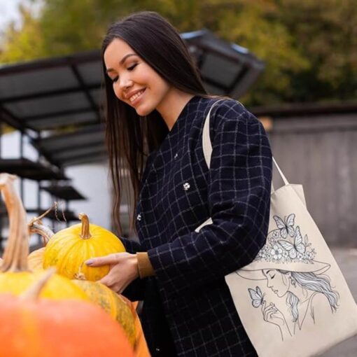 Tote-bag-femme-au-chapeau-poétique-avec-papillon-image-galerie-4