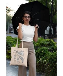 Tote-bag-femme-au-chapeau-poétique-avec-papillon-image-galerie-1