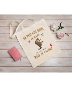 tote-bag-ma-mere-cest-comme-le-cafe-elle-a-un-grain-mais-je-ladore-image-galerie-5