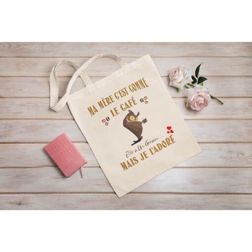 tote-bag-ma-mere-cest-comme-le-cafe-elle-a-un-grain-mais-je-ladore-image-galerie-5