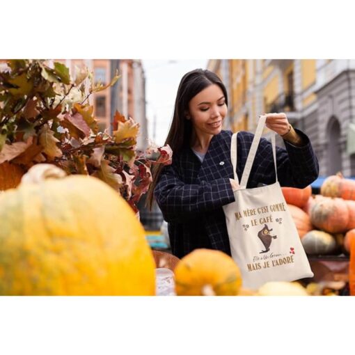 tote-bag-ma-mere-cest-comme-le-cafe-elle-a-un-grain-mais-je-ladore-image-galerie-4