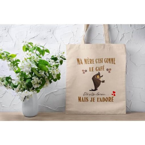 tote-bag-ma-mere-cest-comme-le-cafe-elle-a-un-grain-mais-je-ladore-image-galerie-2